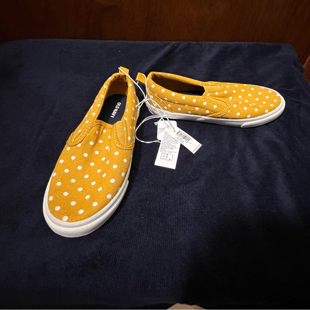 Old Navy size 10 and 11 yellow polka dot shoes